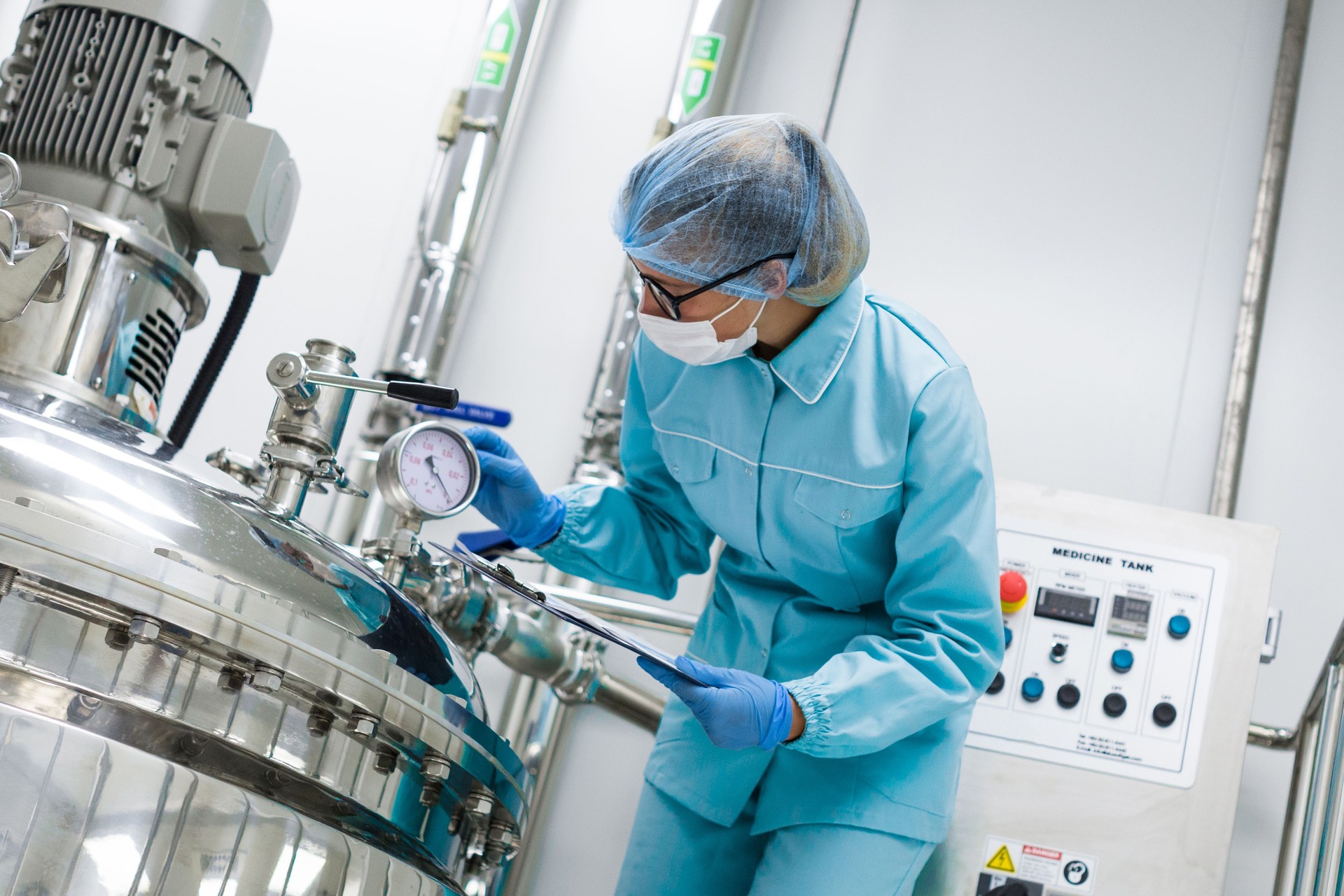 plant picture, scientist standing with tablet, bend on tank